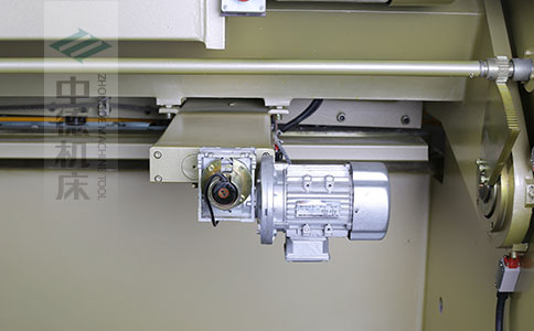 ZDS-832剪板機后檔料結(jié)構(gòu)，平行度高，并采用國內(nèi)一流品牌軸承，耐磨抗壓壽命長.jpg