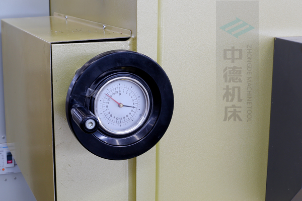 ZDG-832刀片間隙調(diào)節(jié)裝置，設(shè)置在機(jī)架前面，并有刻度顯示，調(diào)節(jié)方便.jpg