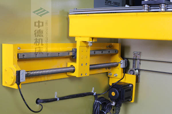 ZDPK-10032X軸配有滾珠絲桿及直線導軌，大功率伺服電機，鋼絲同步帶，能顯著提升X軸定位精度及速度