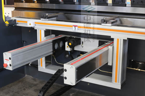 ZDPE8025-4+1軸全封套加強(qiáng)型鋁合金后檔料系統(tǒng)，內(nèi)有成套滾珠絲桿和直線導(dǎo)軌，精度高速度快噪音低.jpg