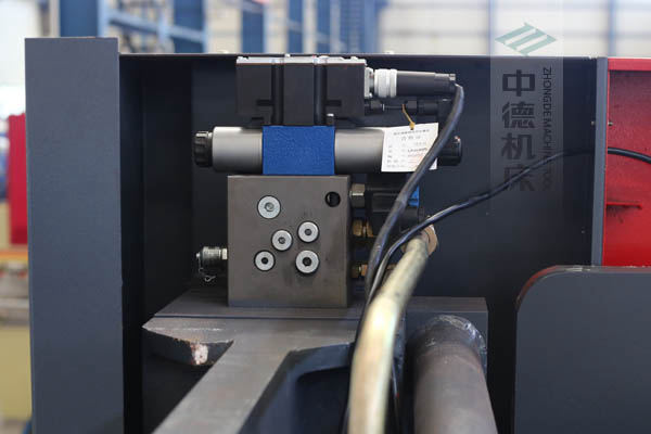 ZDPE8025采用進(jìn)口液壓系統(tǒng)，穩(wěn)定無(wú)故障，耐高溫高壓，持久工作精度高.jpg