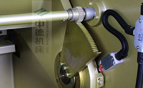 ZDS-640采用高精度刀片間隙調(diào)節(jié)齒輪，經(jīng)過淬火高硬度又耐磨，表面鍍鋅不生銹，長年累月使用依然有很高的調(diào)節(jié)精度.jpg