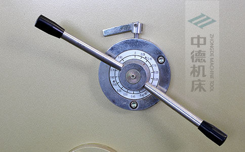 ZDS-640剪板機(jī)刀片間隙手動調(diào)節(jié)器，刻度清淅，調(diào)節(jié)省力又簡便.jpg